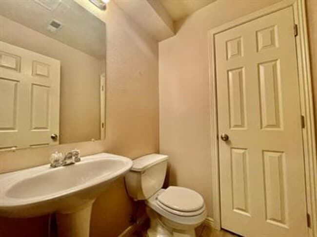 Building Photo - Hidden Valley Townhome!