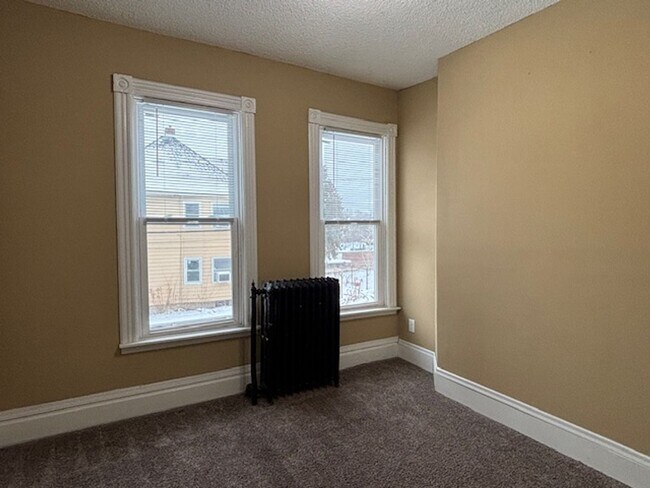 Building Photo - 548 Minnehaha Ave E