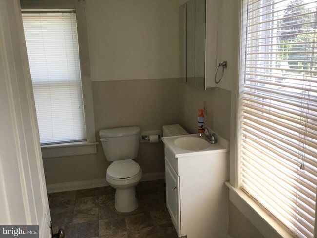 Building Photo - 1822 E Main St