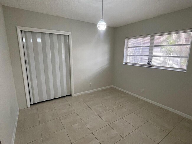 Building Photo - 5420-5422 SW 25th Ave