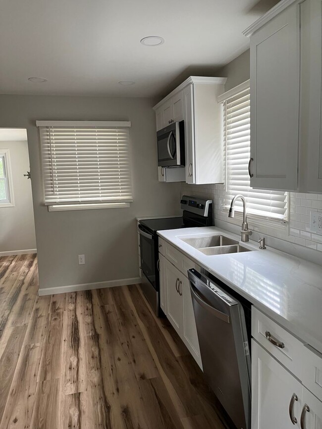 Building Photo - Newly Renovated Two Bedroom One Bath With ...