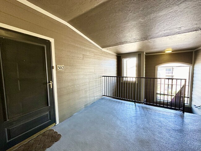 Building Photo - 2 Bedroom 2 Bathroom Top Floor Condo with ...