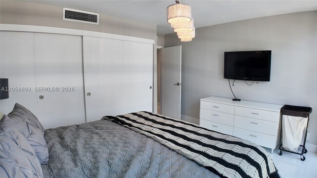 Building Photo - 2049 S Ocean Dr