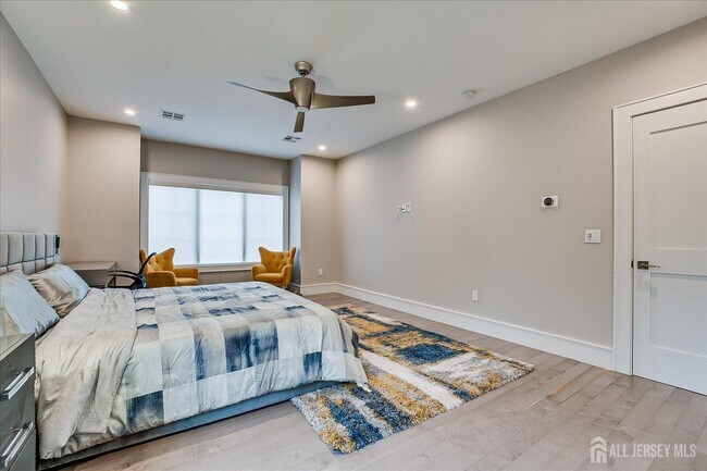 Building Photo - 3979 Park Ave