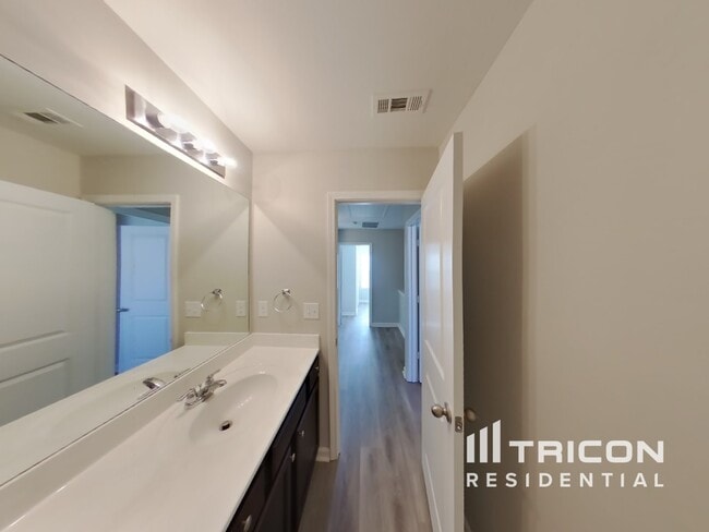 Building Photo - 2362 Clapton Ct