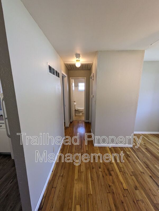 Building Photo - 110 S High St