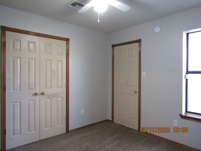 Building Photo - Crown Pointe Area!! PETS ARE NEGOTIABLE WI...