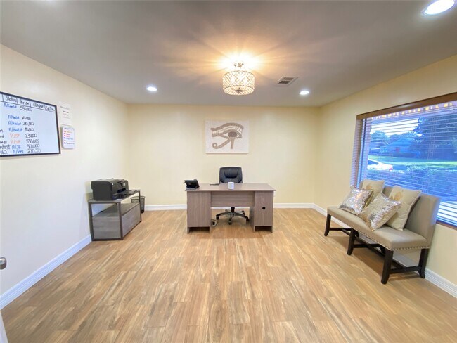 Building Photo - 2125 Strawberry Rd