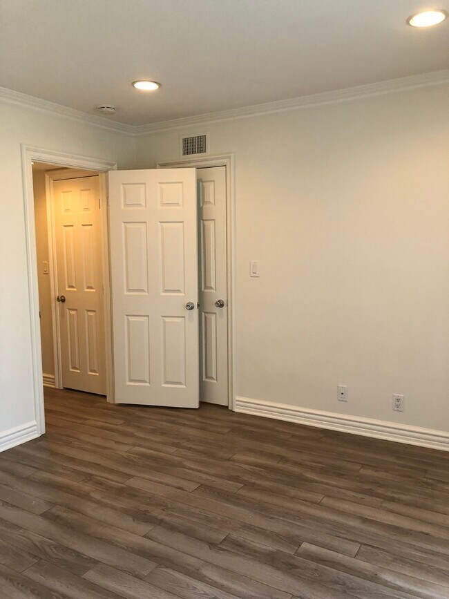 Building Photo - Three-story downtown home two blocks from ...