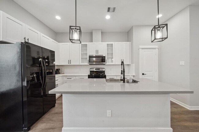 Building Photo - 8470 Berry Grn Ln