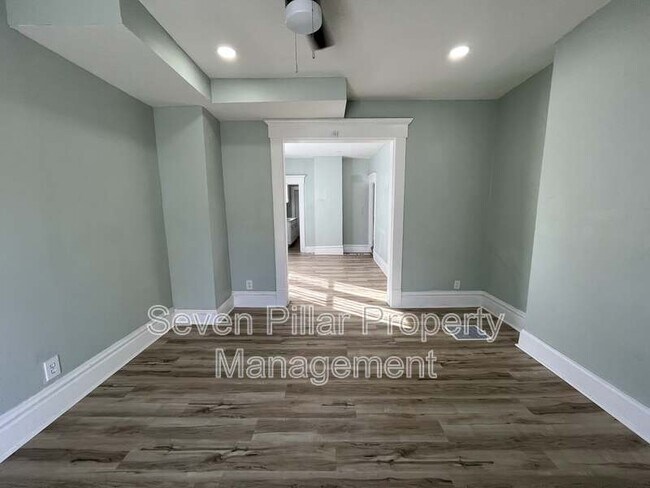 Building Photo - 1347 E Livingston Ave