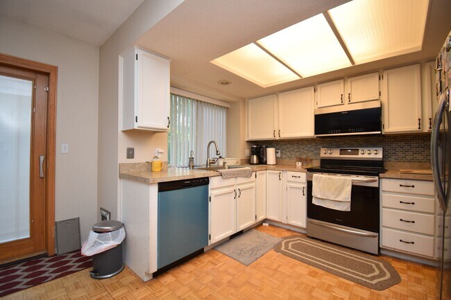 Building Photo - Bright Holladay 4 Bed Home – High Ceilings in Prime Location!!