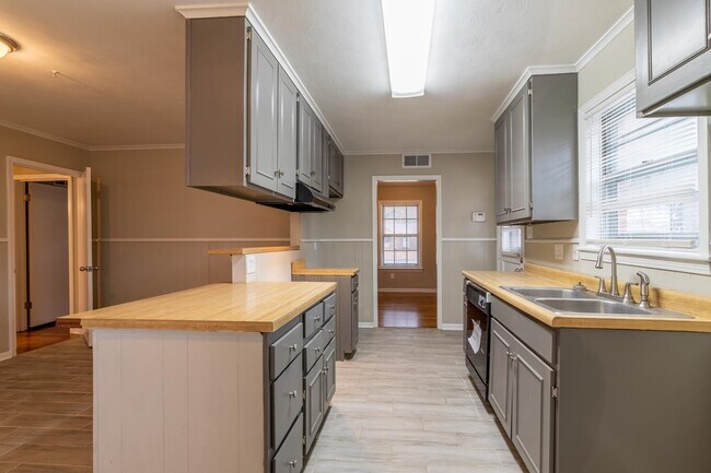 Building Photo - 5121 Ginger Cir