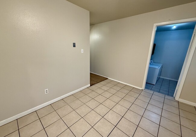 Building Photo - 470 S Owens St