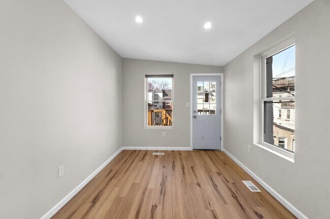 Building Photo - 208 S Durham St