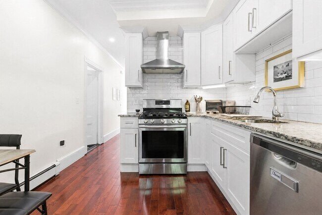 Building Photo - 530-532-532 E 6th St