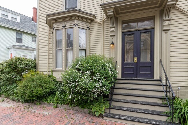 Building Photo - 256 Vaughan St