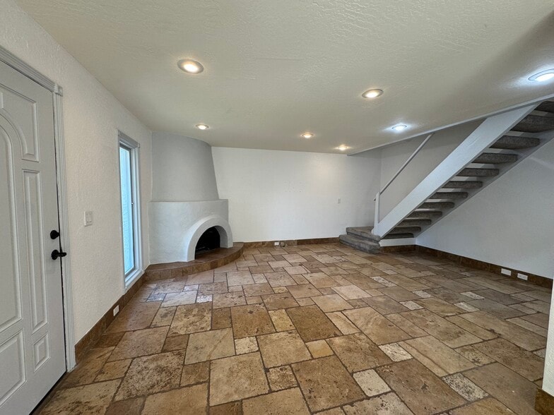 Primary Photo - 1802 E Frier Dr