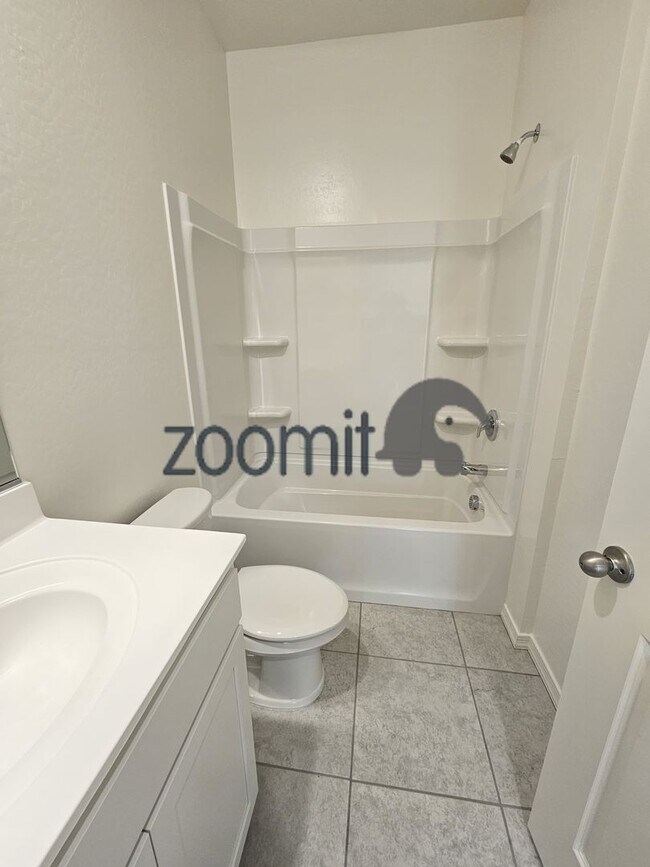 Building Photo - BEAUTIFUL HOME 4 BEDROOMS 3 BATHS!