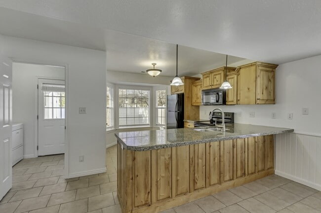 Building Photo - 816 N 175 E