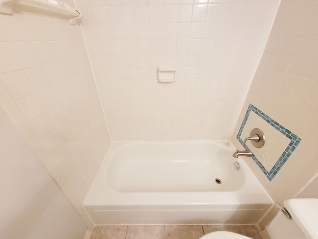 Building Photo - Medical Center Living at Its Best – Poolsi...