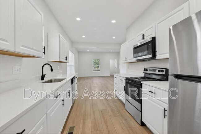 Building Photo - 542 E 23rd St