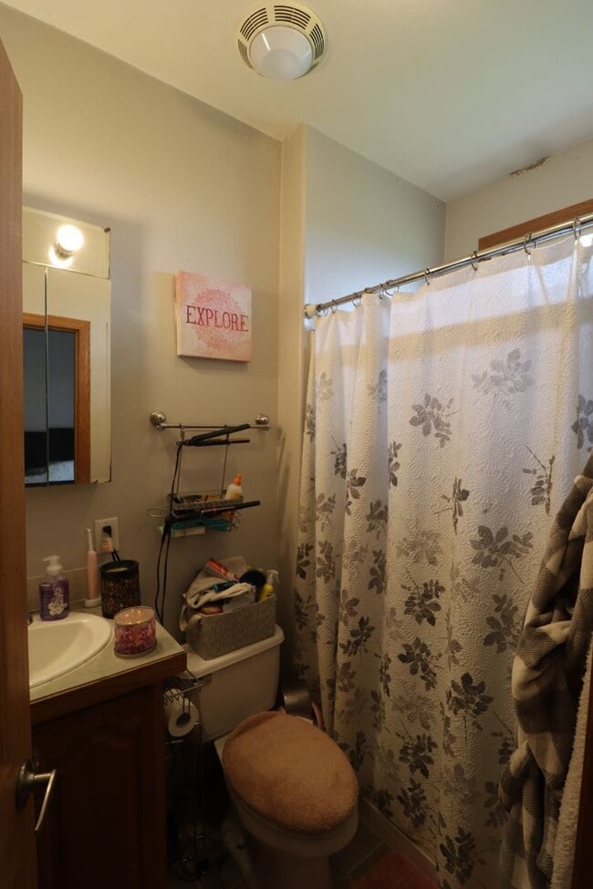 Building Photo - Spacious Town House for Rent