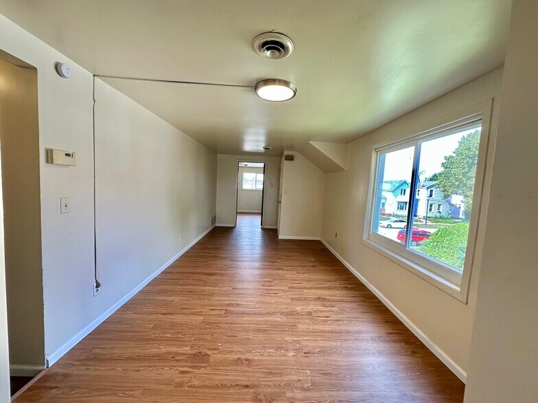 Building Photo - 1027 Saint Clair Ave