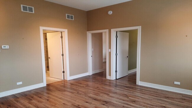 Building Photo - Elevate Your Lifestyle, Stunning 3-Bedroom Loft in Evanston