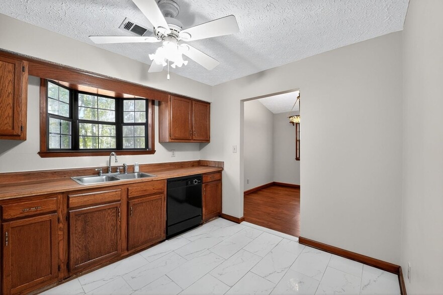 Building Photo - 165 Paces Dr