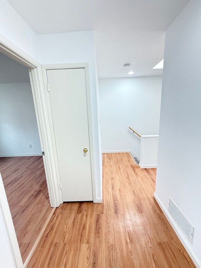 Building Photo - Newly Renovated 3 Bedroom 1.5 Bath House f...