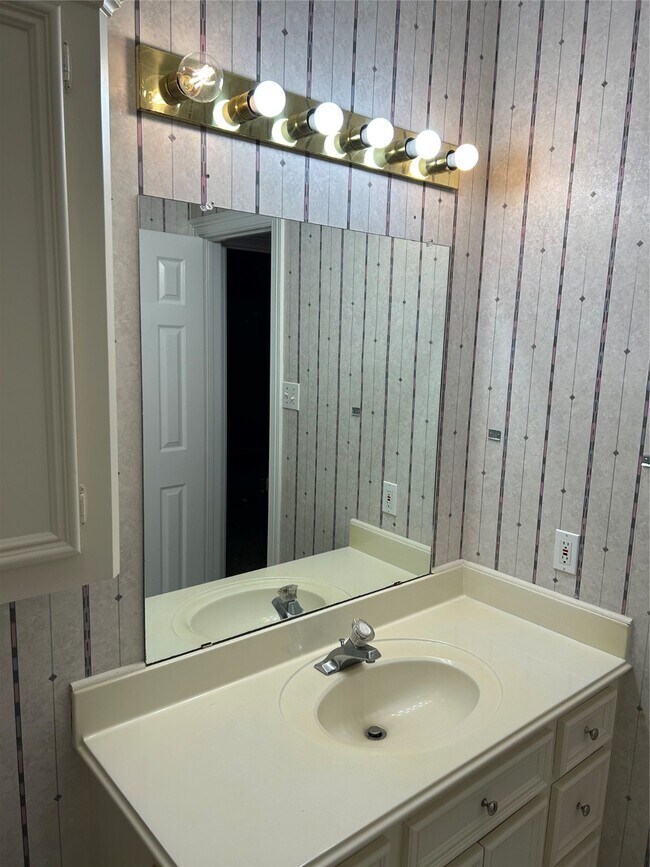 Building Photo - 17610 W Fawn River Cir