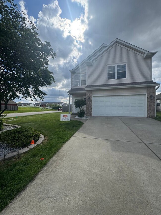 Building Photo - Three Bedroom Home with Fenced in Yard!