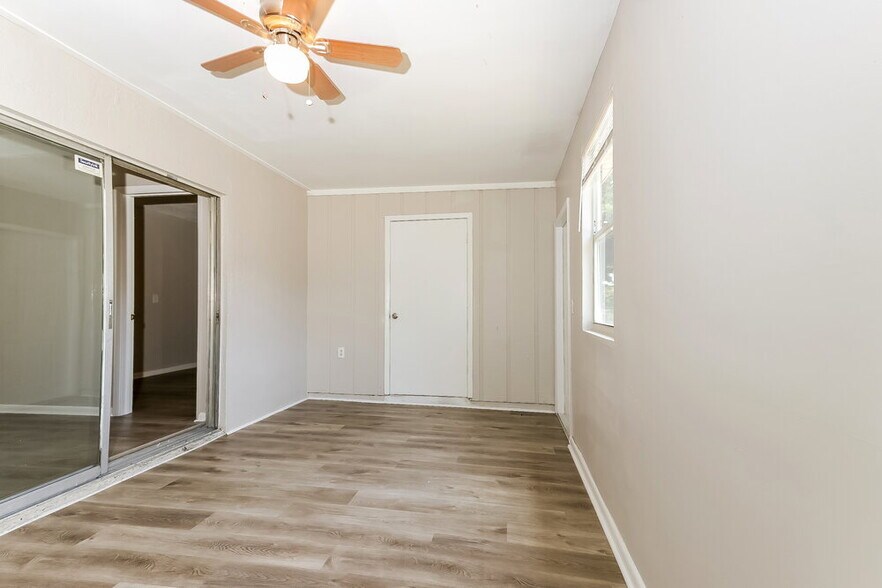 Building Photo - 5770 Bermuda Cir S
