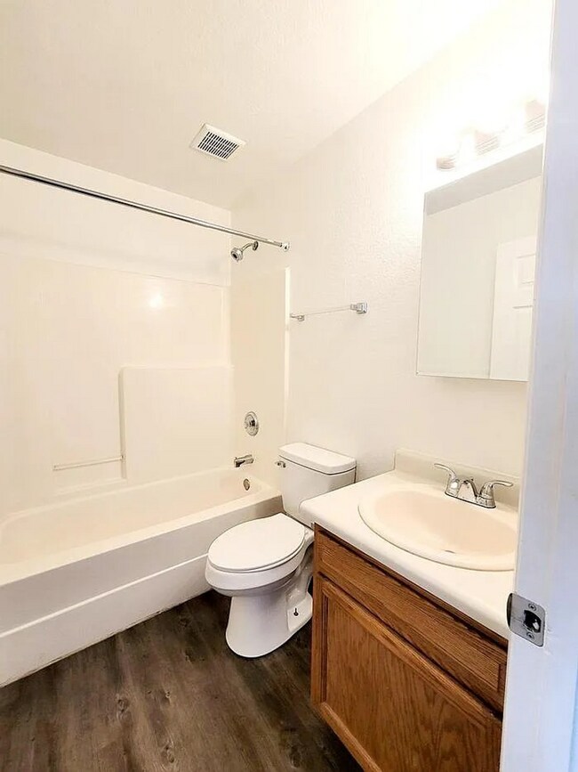 Building Photo - 1707 Oakshire Ln