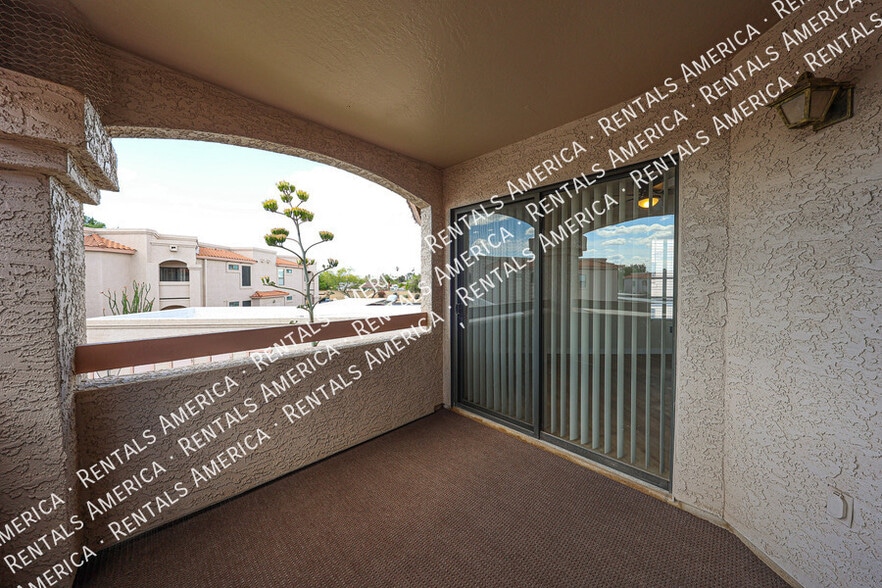 Building Photo - 9151 W Greenway Rd