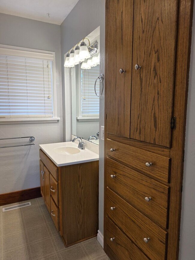 Building Photo - 2 Bedroom Home in Manette!