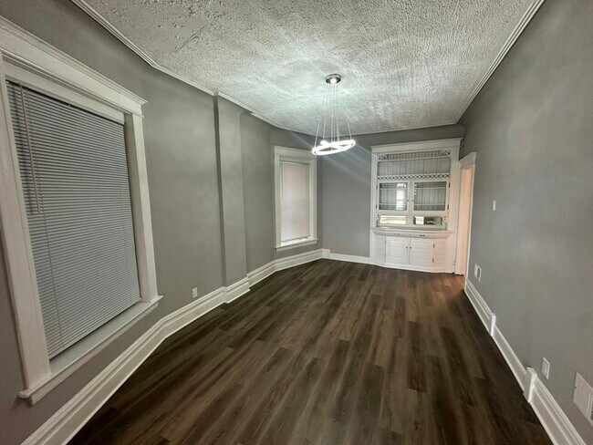 Building Photo - 6426 S Ingleside Ave