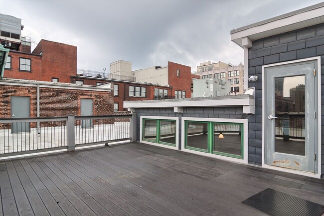 Building Photo - Huge Luxury 2 Story Condo with Private Rooftop Deck!