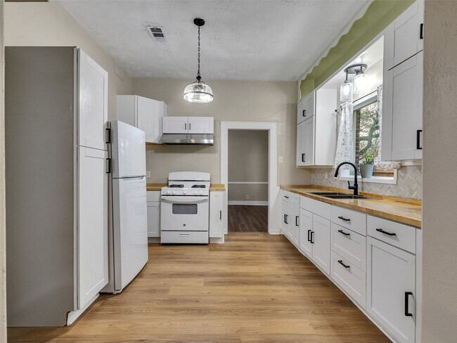 Building Photo - 414 N Avenue C