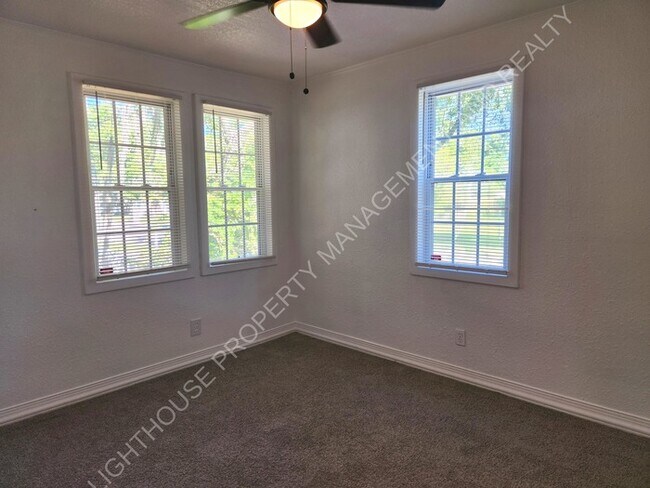 Building Photo - Charming 2 Bedroom Home With Sunroom And Storage