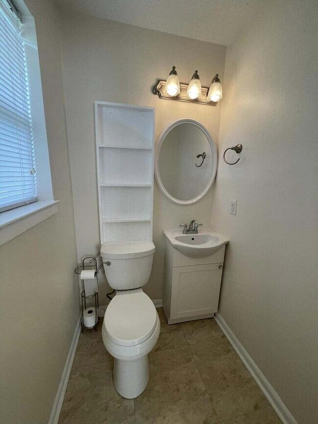 Building Photo - Charming new rental and ready for move in!