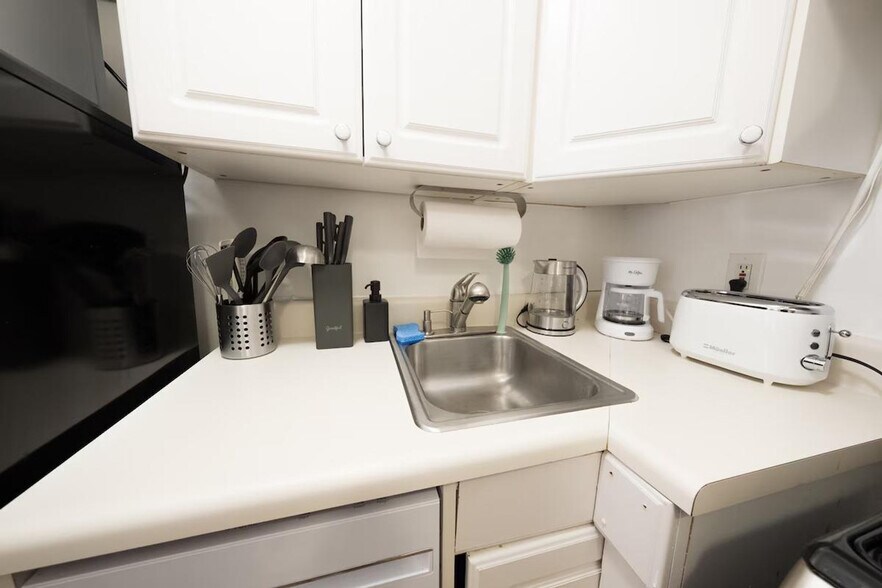 Building Photo - 346 E 76th St