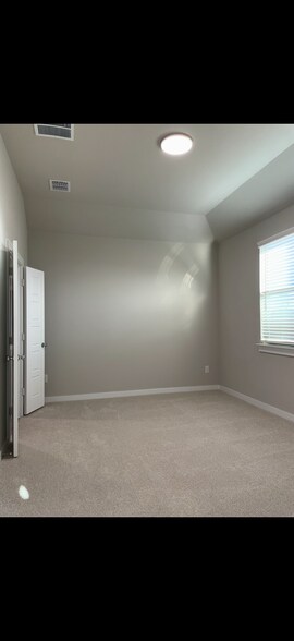 Building Photo - 527 Ridgedale Dr