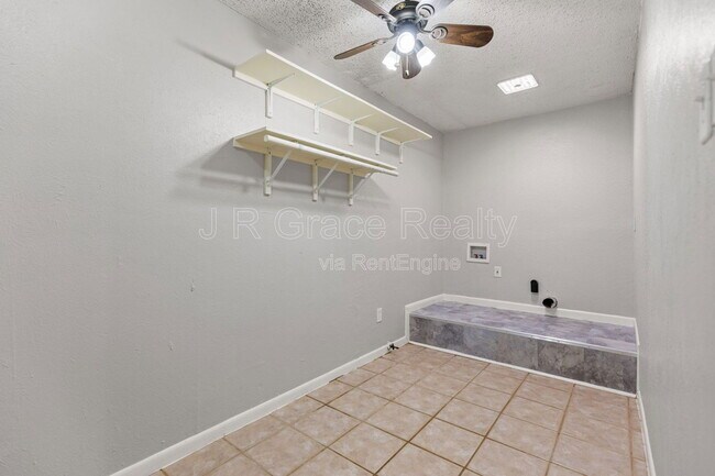 Building Photo - 8806 Fox Hollow Dr