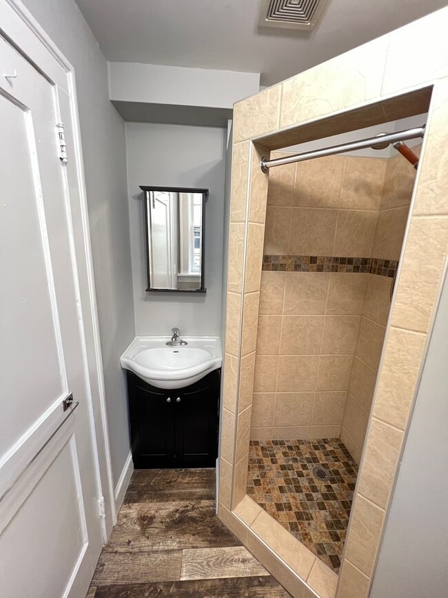 Building Photo - AVAILABLE AUGUST - Remodeled Studio Apartm...