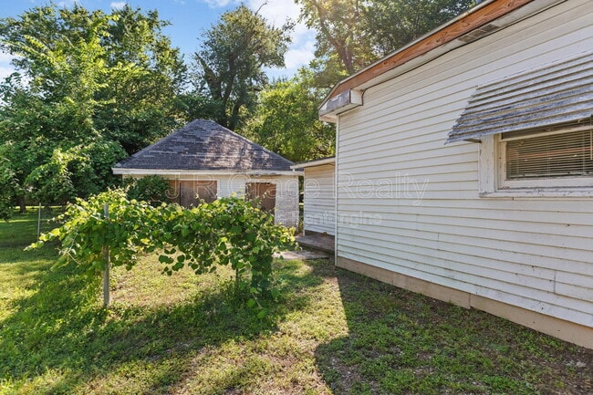 Building Photo - 609 E Walker St