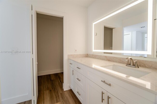 Building Photo - 370 Racquet Club Rd