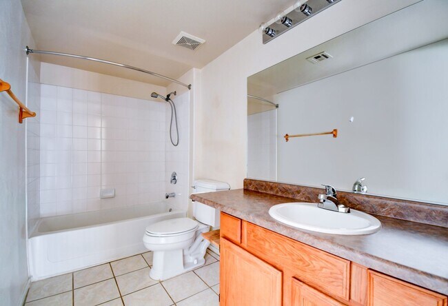 Building Photo - Beautiful Must See Condo!