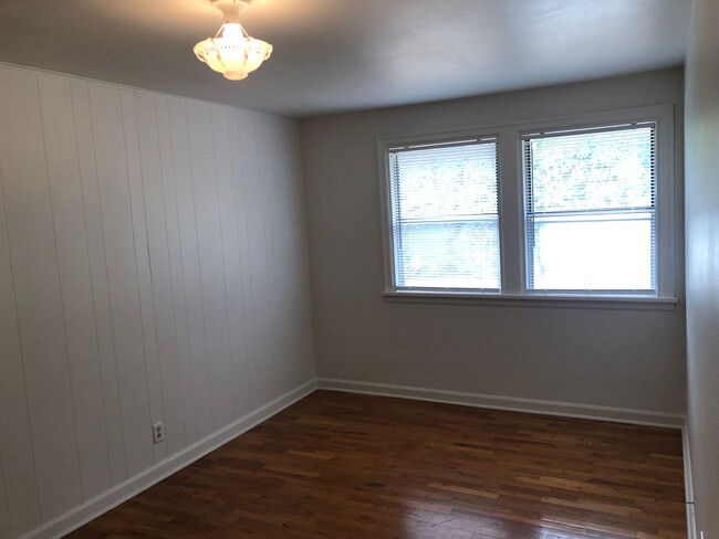 Building Photo - 2 bedroom 1 bathroom duplex in Eugene!